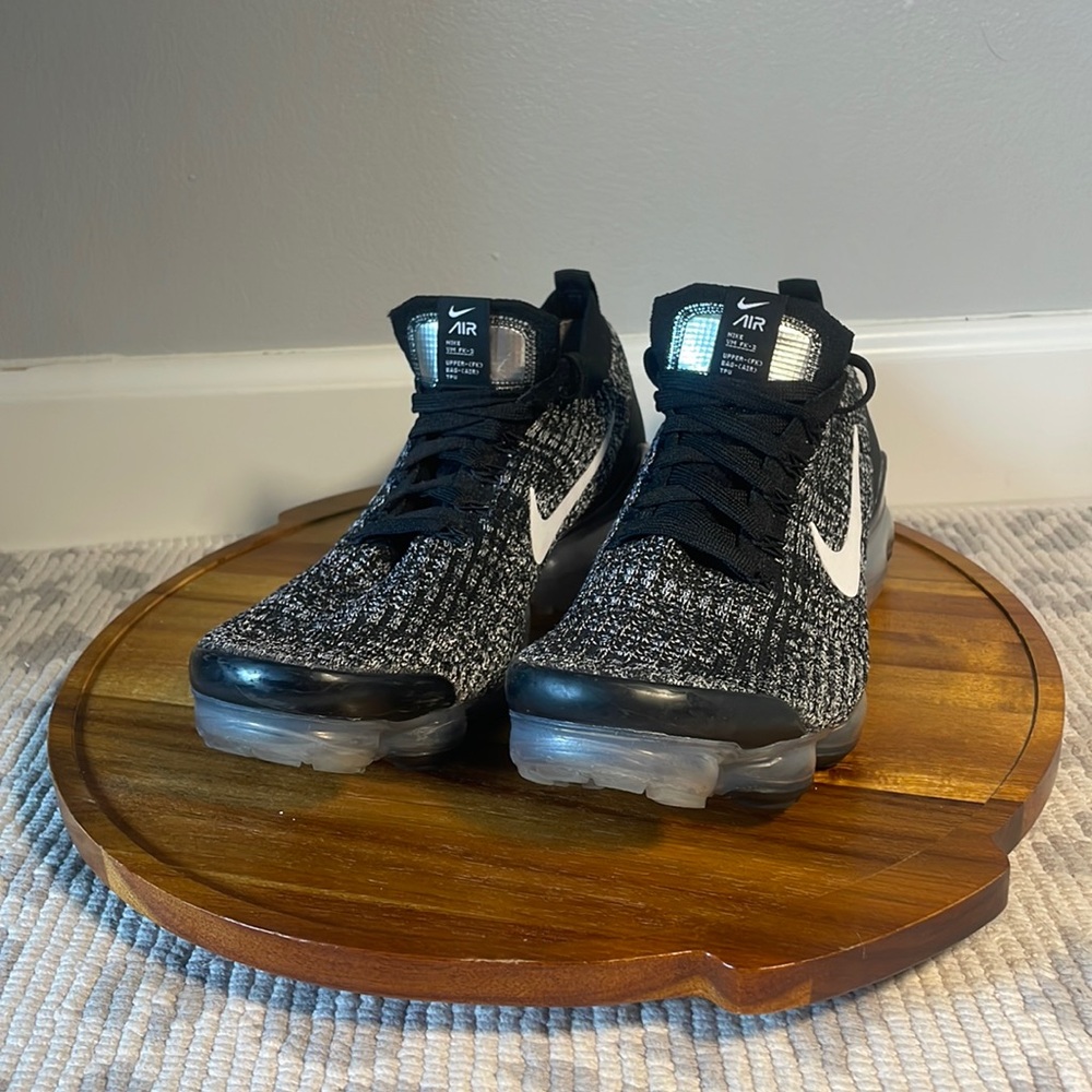 Nike VaporMax Tennis Shoes.      Brand: Nike.     Color: Black.   Size: 9.5 W